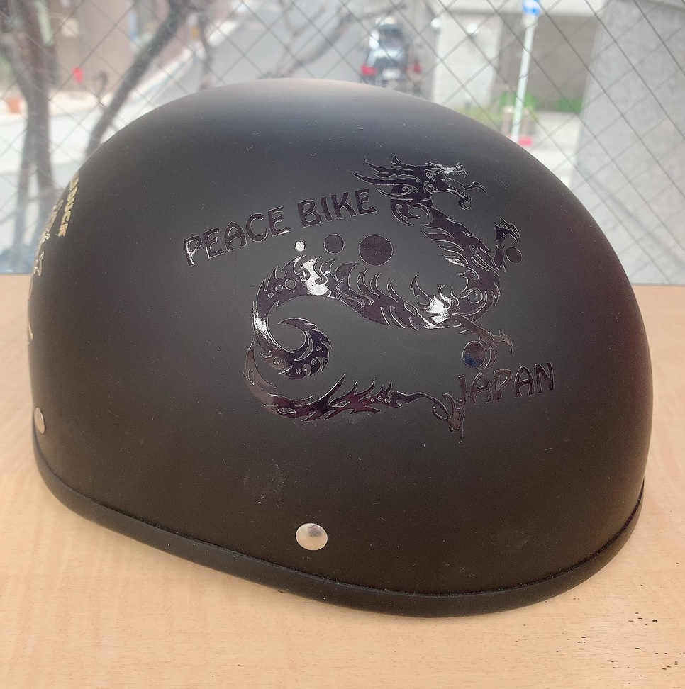 マットブラックのヘルメットにグロークリアを印刷 | DTFフィルム転写